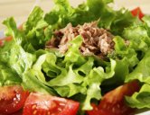 Салат с тунцом и помидорами: готовим вкусное блюдо и экономим время