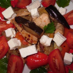 Теплый салат из курицы с овощами и сыром