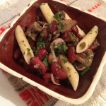 Теплый салат с грибами, бобами и шпинатом