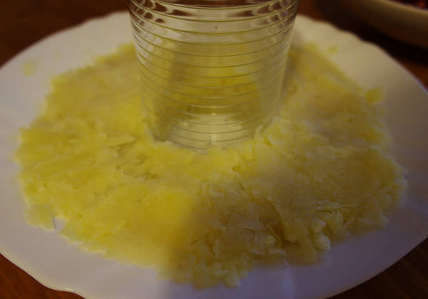 Картофель выложенный вокруг стакана