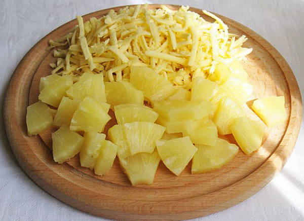 Консервированные ананасы и сыр