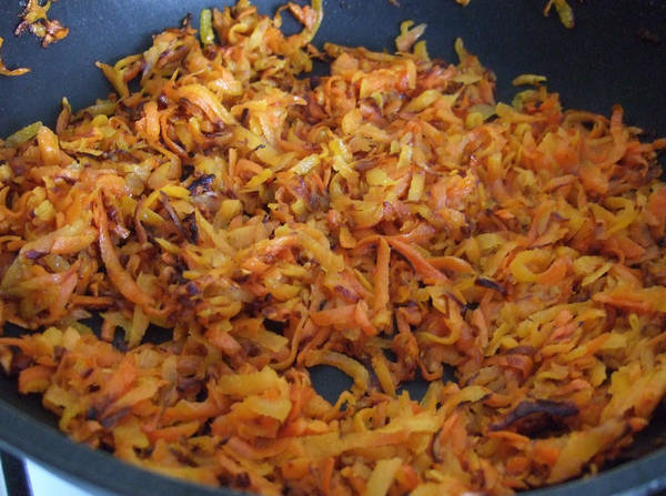 Лук и морковь обжаренные на сковороде