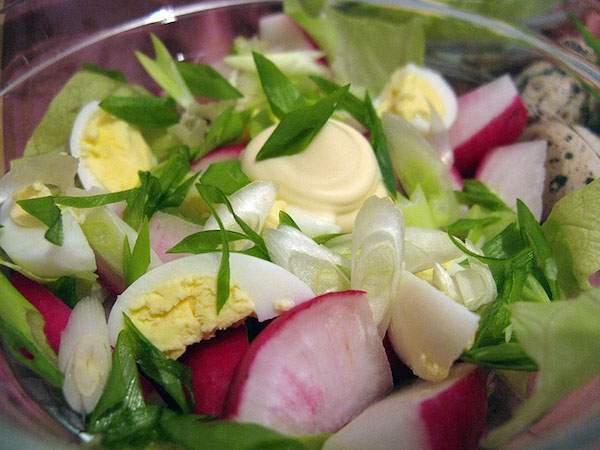 Салат из редиски с яйцами