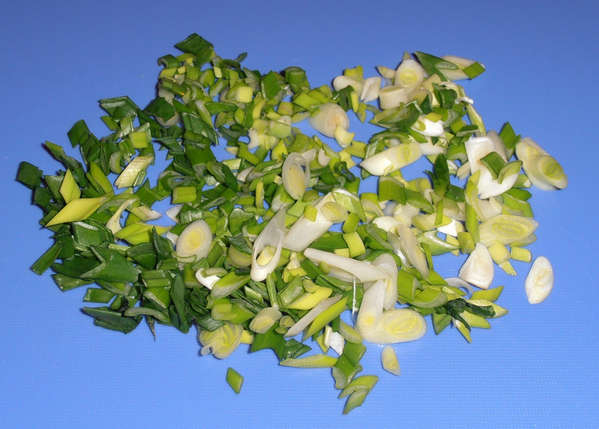 зеленый лук для салата из пекинской капусты