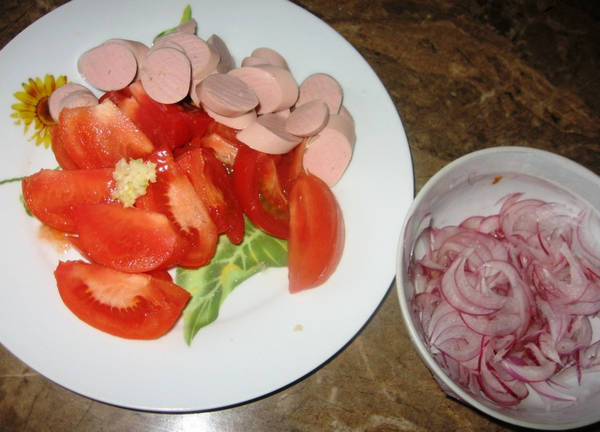 Сардельки_помидоры_лук_чеснок_фото_рецепт_Sardelki_pomidory_luk_chesnok_foto_recept