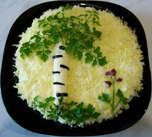 ���������_������_������_��_���_��������_������_Ukrashenie_salata_bereza_iz_jaic_petrushki_maslin
