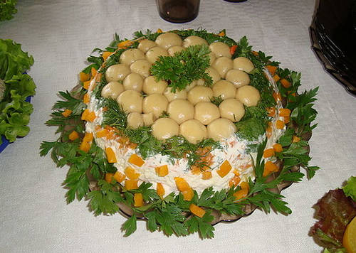 ���������_������_�������_�������_��������_Ukrashenie_salata_gribami_zelenju_morkovju