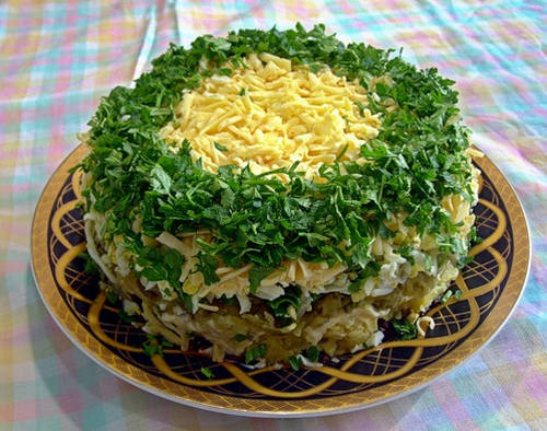 ���������_������_������_�_�������_Ukrashenie_salata_jajcami_i_zelenju