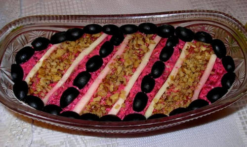���������_������_���������_�_�������_Ukrashenie_salata_maslinami_i_orehami