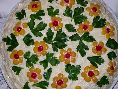 ���������_������_���������_���������_�������_Ukrashenie_salata_petrushkoj_kukuruzoj_kljukvoj