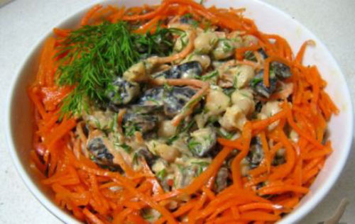 Салат с черносливом, корейской морковью и свежей фасолью