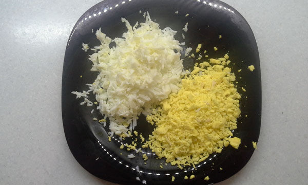 Разделяем желток от белка и натираем на терке
