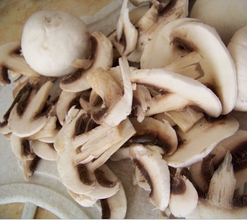 Три самый вкусных простых в приготволении салата с жареными грибами