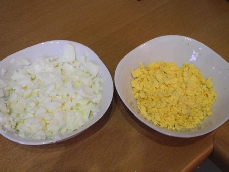 Разделяем желток и белок вареного яйца