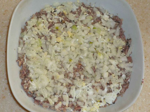 Первый слой салата мимозы с сайрой