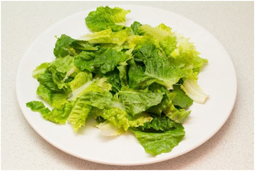 Шаг 2: Рвем мытые листья салата
