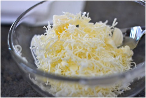Шаг 6: Натераем сыр на мелкой терке