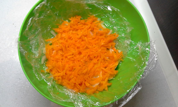 Посыпаем натертой на терке морковь