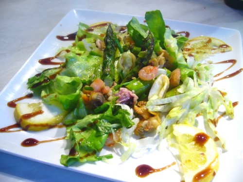 Салат с морским коктейлем и грибами - оригинальный рецепт с пошаговыми фото