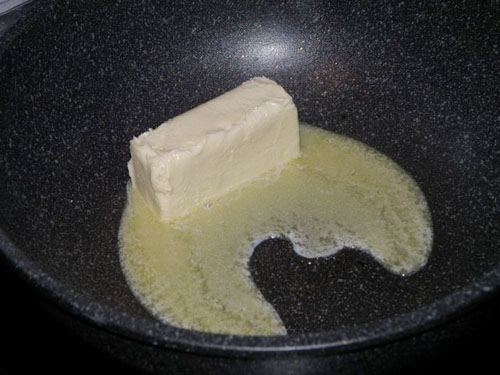  Изображение 2 – масло на сковороде