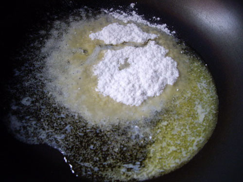 Изображение 3 – мука на сковородке с маслом