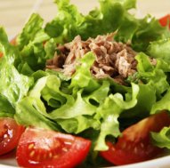 Салат с тунцом и помидорами: готовим вкусное блюдо и экономим время