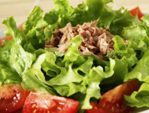 Салат с тунцом и помидорами: готовим вкусное блюдо и экономим время