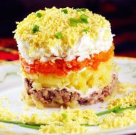 Варианты блюд на основе знаменитого салата мимоза с сыром