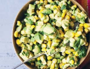 Питательные салаты с ветчиной, огурцами и кукурузой: 6 лучших рецептов