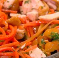Салаты с опятами обладают нежным и острым вкусом. Наслаждайтесь