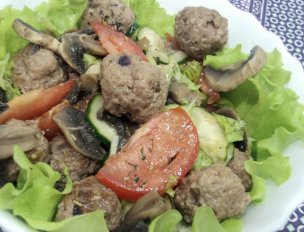 Салат с грибами и тефтельками