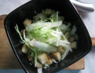 Диетический салат с гренками и овощами