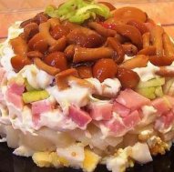 Салат с маринованными опятами