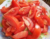 Салат из помидоров на повседневные обеды или праздники
