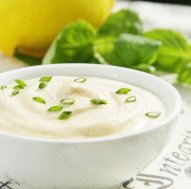 Сметанный соус — это универсальное блюдо с множеством вариантов приготовления