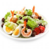 Нежный и удивительно вкусный салат Цезарь с креветками