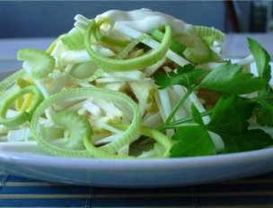 Как дома приготовить салат из сельдерея и яблок?