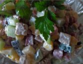 Салаты с колбасой и сухариками: быстрые, сытные и невероятно вкусные рецепты блюд