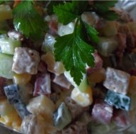 Салаты с колбасой и сухариками: быстрые, сытные и невероятно вкусные рецепты блюд
