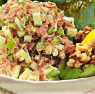 Салат из тунца с яйцом – отличное решение для вкусного обеда. Это блюдо порадует всех!
