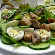 Салат из печени трески с различными компонентами