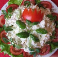 Вкусные салаты всегда кстати к праздничному столу.