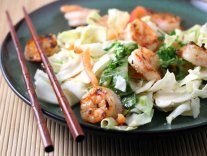 Очень вкусные рецепты салатов из пекинской капусты, креветок и курицы