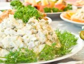Украшение салатов — занятие для веселого настроения и отменного аппетита
