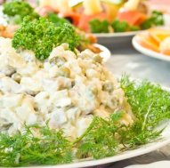 Украшение салатов — занятие для веселого настроения и отменного аппетита