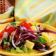 Салат из скумбрии: простой рецепт вкусного угощения