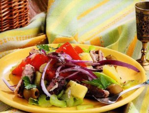 Салат из скумбрии: простой рецепт вкусного угощения