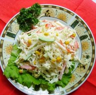 Крабовый салат с капустой – прекрасный вариант для праздничного застолья!