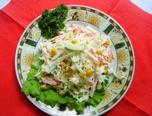 Крабовый салат с капустой – прекрасный вариант для праздничного застолья!