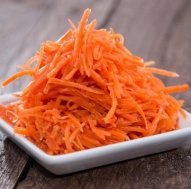 Несколько вкусных рецептов салатов на основе сыра, моркови и чеснока